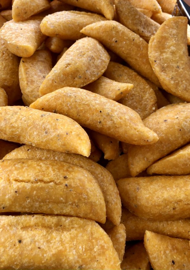 La empanada de pollo es la más solicitada por los universitarios. La empanada de pollo es la más solicitada por los universitarios.