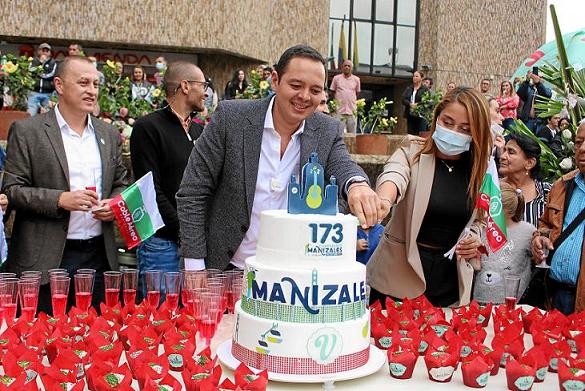 Desde ayer, 12 de octubre, fecha oficial del aniversario, comenzó en Manizales la celebración del cumpleaños 173, que incluye actividades culturales, deportivas, artísticas, sociales y taurinas, dirigidas a todos los públicos. Es la oportunidad para disfrutar de una especie de miniferia que coincide con la llamada semana de receso escolar. Desde ayer, 12 de octubre, fecha oficial del aniversario, comenzó en Manizales la celebración del cumpleaños 173, que incluye actividades culturales, deportivas, artísticas, sociales y taurinas, dirigidas a todos los públicos. Es la oportunidad para disfrutar de una especie de miniferia que coincide con la llamada semana de receso escolar.
