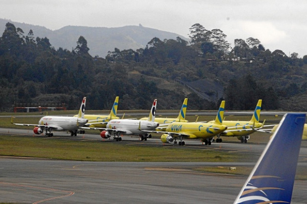 Foto | Efe | LA PATRIA Quedan muchas preguntas sin resolver tras la decisión de Viva Air de no continuar prestando servicios. Por qué vendieron tiquetes hasta última hora, por qué no se tenía contemplado un plan para atender las quejas de los viajeros, por qué se ha demorado tanto la Aerocivil en resolver la solicitud de fusión con Avianca. Ojalá se resuelvan pronto las inquietudes que impidan más afectaciones a los viajeros. Foto | Efe | LA PATRIA Quedan muchas preguntas sin resolver tras la decisión de Viva Air de no continuar prestando servicios. Por qué vendieron tiquetes hasta última hora, por qué no se tenía contemplado un plan para atender las quejas de los viajeros, por qué se ha demorado tanto la Aerocivil en resolver la solicitud de fusión con Avianca. Ojalá se resuelvan pronto las inquietudes que impidan más afectaciones a los viajeros.