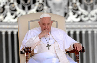 El papa se recupera de una cirugía El papa se recupera de una cirugía