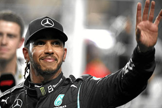 El corredor inglés de Fórmula Uno Lewis Hamilton tiene encendido el mundo del automovilismo con el anuncio de su salida de la alemana Mercedes Benz, con la que completó 12 años, y el paso en el 2025 a la escudería italiana Ferrari, de la que saldrá el piloto español Carlos Sainz. Hamilton, siete veces campeón, estuvo en la época más gloriosa de la Mercedes y anuncia que hará lo mejor para concluir su paso, este año, con ese equipo. El corredor inglés de Fórmula Uno Lewis Hamilton tiene encendido el mundo del automovilismo con el anuncio de su salida de la alemana Mercedes Benz, con la que completó 12 años, y el paso en el 2025 a la escudería italiana Ferrari, de la que saldrá el piloto español Carlos Sainz. Hamilton, siete veces campeón, estuvo en la época más gloriosa de la Mercedes y anuncia que hará lo mejor para concluir su paso, este año, con ese equipo.