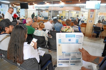 La Alcaldía de Manizales amplió el plazo hasta el 30 de abril para el pronto pago del impuesto predial del 2024 con descuento del 10%, esto a raíz de las dificultades para la distribución y el pago de las facturas. La fecha máxima de cancelación era hasta hoy, faltando entre 8 mil y 10 mil recibos en ser entregados. Son dos meses más para acogerse a este beneficio. La Alcaldía de Manizales amplió el plazo hasta el 30 de abril para el pronto pago del impuesto predial del 2024 con descuento del 10%, esto a raíz de las dificultades para la distribución y el pago de las facturas. La fecha máxima de cancelación era hasta hoy, faltando entre 8 mil y 10 mil recibos en ser entregados. Son dos meses más para acogerse a este beneficio.
