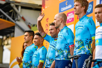 La Plaza de Bolívar de Tunja fue el escenario que eligió la Federación Colombiana de Ciclismo para presentar ayer a los 24 equipos que correrán en la cuarta edición del Tour Colombia 2.1. Los seguidores del pedal podrán ver a los máximos deportistas en esta disciplina a nivel internacional, nacional y local. Entre los colombianos figuran Rigoberto Urán, Nairo Quintana y Egan Bernal. La primera etapa se correrá mañana y comprenderá 155 kilómetros. La Plaza de Bolívar de Tunja fue el escenario que eligió la Federación Colombiana de Ciclismo para presentar ayer a los 24 equipos que correrán en la cuarta edición del Tour Colombia 2.1. Los seguidores del pedal podrán ver a los máximos deportistas en esta disciplina a nivel internacional, nacional y local. Entre los colombianos figuran Rigoberto Urán, Nairo Quintana y Egan Bernal. La primera etapa se correrá mañana y comprenderá 155 kilómetros.