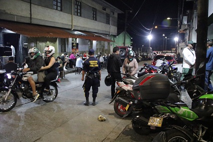 El emprendimiento que inició Daniel Mateo López Blandón en el barrio San José de Manizales es para copiarlo como estrategia de solución a problemas sociales. Creó un negocio llamado Burger Parrilla, que ha llevado seguridad a la zona, atrajo visitantes que antes no se atrevían a ir a este lugar y está generando oportunidades de trabajo y de capacitación, incluso para jóvenes. El emprendimiento que inició Daniel Mateo López Blandón en el barrio San José de Manizales es para copiarlo como estrategia de solución a problemas sociales. Creó un negocio llamado Burger Parrilla, que ha llevado seguridad a la zona, atrajo visitantes que antes no se atrevían a ir a este lugar y está generando oportunidades de trabajo y de capacitación, incluso para jóvenes.