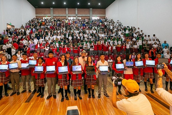 Desde ayer recorre el norte y alto occidente de Caldas el ministro de las TIC, Mauricio Lizcano Arango, para entregar Laboratorios de Innovación y computadores a estudiantes e instituciones educativas. Los beneficiados son Aguadas, Pácora, Aranzazu, Neira, Belalcázar y el corregimiento San Lorenzo (de Riosucio). Forma parte de ayudas e inversiones en tecnología para Caldas. Desde ayer recorre el norte y alto occidente de Caldas el ministro de las TIC, Mauricio Lizcano Arango, para entregar Laboratorios de Innovación y computadores a estudiantes e instituciones educativas. Los beneficiados son Aguadas, Pácora, Aranzazu, Neira, Belalcázar y el corregimiento San Lorenzo (de Riosucio). Forma parte de ayudas e inversiones en tecnología para Caldas.