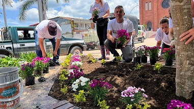 Amor por Anserma fue el nombre de la campaña que el alcalde, Ómar Andrés Reina, convocó para los primeros 100 días de Administración. El pasado domingo ciudadanos, funcionarios y líderes comunitarios limpiaron espacios públicos, recogieron basuras, mejoraron áreas verdes y jardines, le hicieron mantenimiento a áreas afectadas por humedades. Quieren replicar la labor en los barrios. Amor por Anserma fue el nombre de la campaña que el alcalde, Ómar Andrés Reina, convocó para los primeros 100 días de Administración. El pasado domingo ciudadanos, funcionarios y líderes comunitarios limpiaron espacios públicos, recogieron basuras, mejoraron áreas verdes y jardines, le hicieron mantenimiento a áreas afectadas por humedades. Quieren replicar la labor en los barrios.