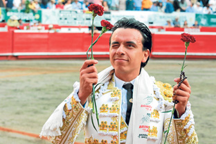 Foto | Archivo | LA PATRIA El torero antioqueño Juan de Castilla (Juan Pablo Correa Sánchez), que ha toreado con triunfos en Bogotá, Cali y Manizales, actúa hoy en dos corridas distintas de plazas europeas: la de Vic-Fezensac (Francia) y la de Madrid (España). Es parte del esfuerzo que realiza para conseguir su sueño. Asegura que no ha sido un camino fácil para ganarse el reconocimiento del aficionado y trascender en el mundo taurino. Foto | Archivo | LA PATRIA El torero antioqueño Juan de Castilla (Juan Pablo Correa Sánchez), que ha toreado con triunfos en Bogotá, Cali y Manizales, actúa hoy en dos corridas distintas de plazas europeas: la de Vic-Fezensac (Francia) y la de Madrid (España). Es parte del esfuerzo que realiza para conseguir su sueño. Asegura que no ha sido un camino fácil para ganarse el reconocimiento del aficionado y trascender en el mundo taurino.