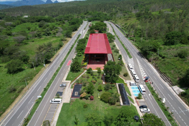 El llamado Corredor vial del Pacífico, integrado por las concesiones Pacífico Uno, Dos y Tres, se equipara a tener un canal de Panamá por tierra. Este trayecto comprende vías en los departamentos de Risaralda, Caldas y Antioquia que servirán como futura conexión entre los puertos de Buenaventura (en el Pacífico) y Urabá (en el Atlántico). Un aporte a la competitividad y el desarrollo económico de todas estas regiones. El llamado Corredor vial del Pacífico, integrado por las concesiones Pacífico Uno, Dos y Tres, se equipara a tener un canal de Panamá por tierra. Este trayecto comprende vías en los departamentos de Risaralda, Caldas y Antioquia que servirán como futura conexión entre los puertos de Buenaventura (en el Pacífico) y Urabá (en el Atlántico). Un aporte a la competitividad y el desarrollo económico de todas estas regiones.