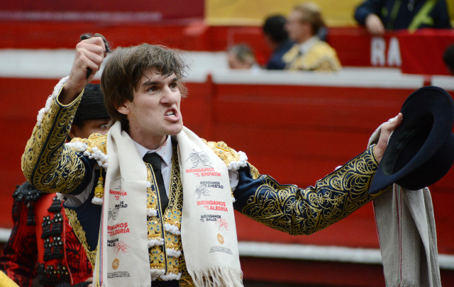 El triunfador de la tarde de ayer, Felipe Miguel Negret exhibe la oreja cortada al novillo Cantinero y exigida fervientemente por el público de la Plaza. El triunfador de la tarde de ayer, Felipe Miguel Negret exhibe la oreja cortada al novillo Cantinero y exigida fervientemente por el público de la Plaza.