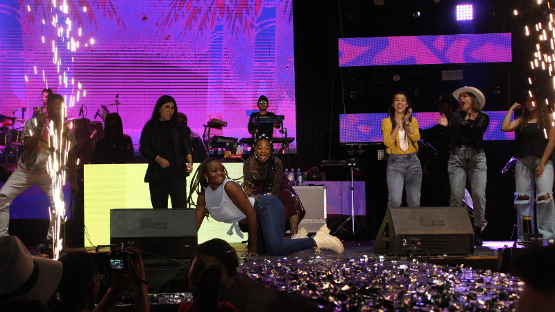 ChocQuibTown compartió la tarima con los asistentes, que no dudaron en bailar el repertorio del grupo. ChocQuibTown compartió la tarima con los asistentes, que no dudaron en bailar el repertorio del grupo.