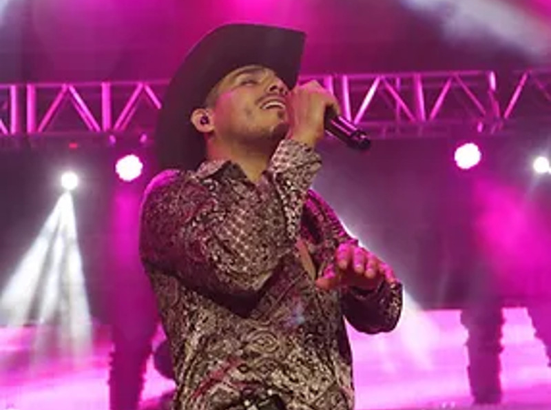 El mexicano Isidro Chávez Espinoza, más conocido como Espinoza Paz, una de las figuras de la noche. Llegará al escenario con pirotecnia. Espinosa Paz