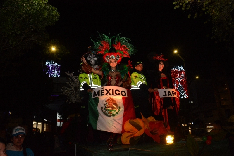 México sobresalió con su traje rojo. La música que acompañó su carroza la hizo bailar una que otra vez, arrojar saludos y besos. Japón en algunos trayectos de la Santander no estaba bien iluminada por lo que no se podía apreciar bien su vestuario. México sobresalió con su traje rojo. La música que acompañó su carroza la hizo bailar una que otra vez, arrojar saludos y besos. Japón en algunos trayectos de la Santander no estaba bien iluminada por lo que no se podía apreciar bien su vestuario.