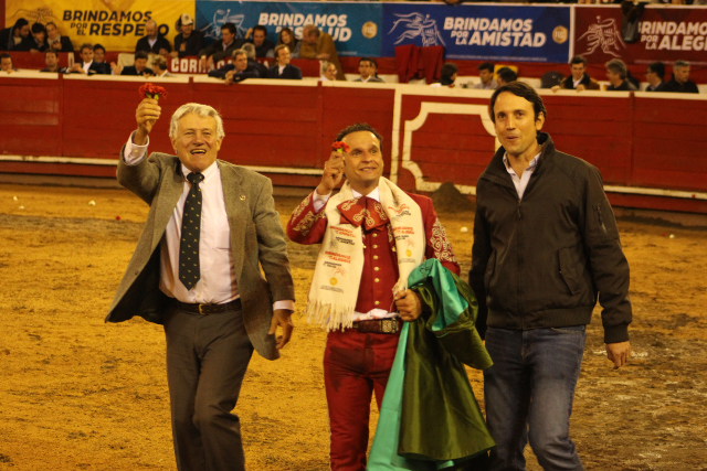 El torero español Antonio Ferrera dio anoche la vuelta al ruedo con Miguel y Marcelo Gutiérrez de la ganadería de Ernesto Gutiérrez Arango, luego de indultar al novillo Panadero de 360 kilos. El torero español Antonio Ferrera dio anoche la vuelta al ruedo con Miguel y Marcelo Gutiérrez de la ganadería de Ernesto Gutiérrez Arango, luego de indultar al novillo Panadero de 360 kilos.