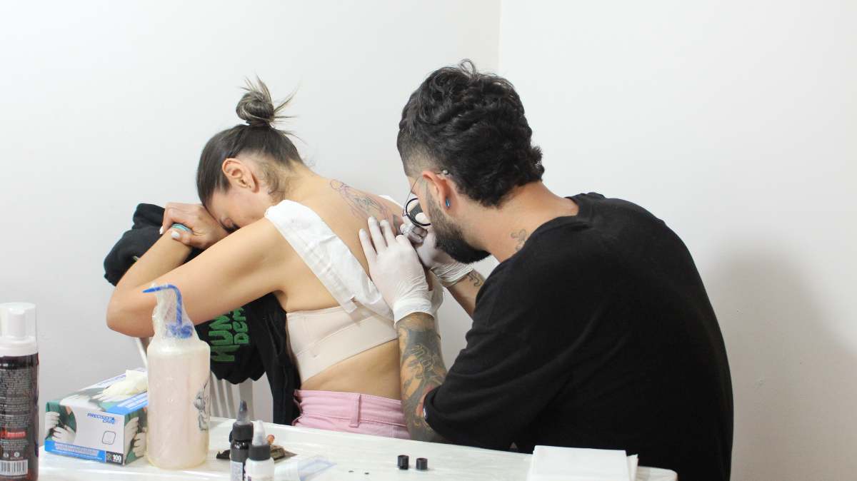 En la Feria de Arte Corporal hay disponibles 24 tatuadores. Lindsay Arias, dijo: "Me estoy tatuando la inspiración del tatuador, son flores". En la Feria de Arte Corporal hay disponibles 24 tatuadores. Lindsay Arias, dijo: "Me estoy tatuando la inspiración del tatuador, son flores".