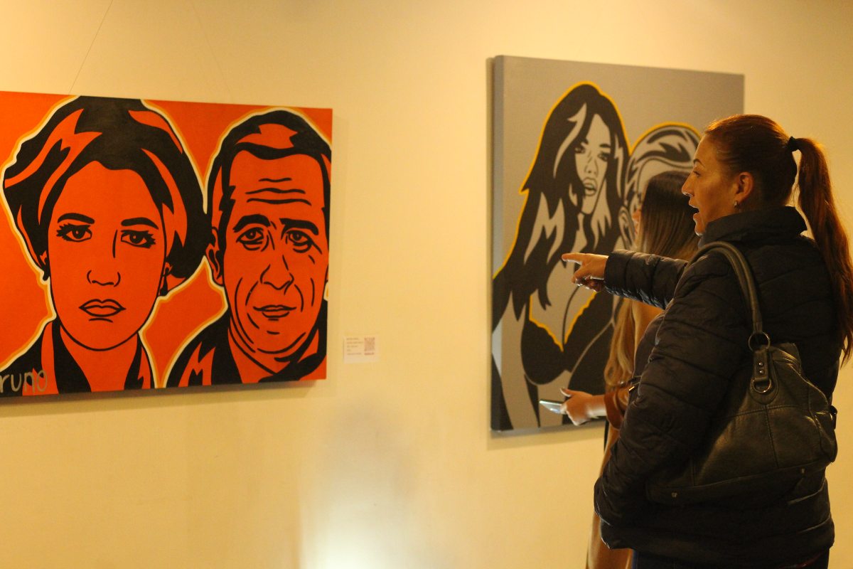 El Pop Art refleja una crítica a la sociedad, caracterizada por el consumismo, la importancia de la imagen, el materialismo y la moda. El Pop Art refleja una crítica a la sociedad, caracterizada por el consumismo, la importancia de la imagen, el materialismo y la moda.