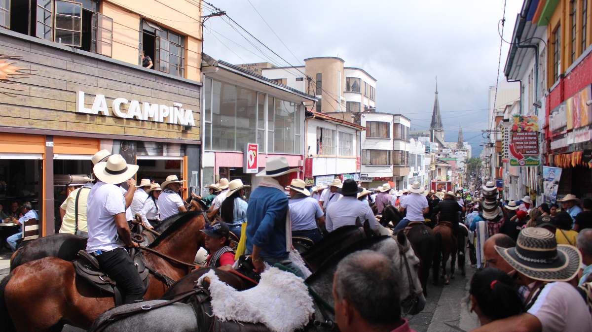 De acuerdo con el grupo de logística en la cabalgata de ayer se inscribieron cerca de 1.996 caballistas de diferentes partes del país. De acuerdo con el grupo de logística en la cabalgata de ayer se inscribieron cerca de 1.996 caballistas de diferentes partes del país.