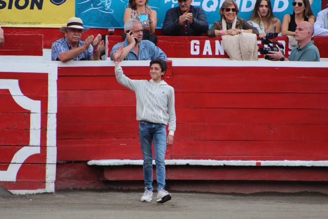 Marco Pérez, el joven torero que no pudo actuar en la tarde de ayer, levanta la mano en señal de saludo y agradecimiento a los aficionados de la Plaza de Toros de Manizales, quienes lo ovacionaron repetidamente. Marco Pérez, el joven torero que no pudo actuar en la tarde de ayer, levanta la mano en señal de saludo y agradecimiento a los aficionados de la Plaza de Toros de Manizales, quienes lo ovacionaron repetidamente.