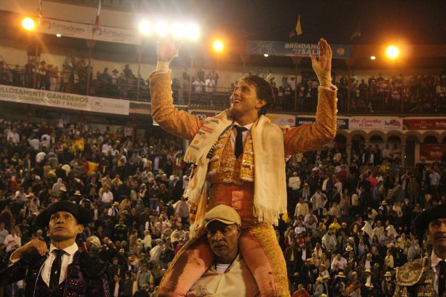 El torero peruano Andrés Roca Rey salió en hombros ayer de la Plaza de Toros de Manizales luego de cortar las dos orejas del toro Perdicero, de 456 kilos, de la ganadería de Ernesto Gutiérrez. El torero peruano Andrés Roca Rey salió en hombros ayer de la Plaza de Toros de Manizales luego de cortar las dos orejas del toro Perdicero, de 456 kilos, de la ganadería de Ernesto Gutiérrez.
