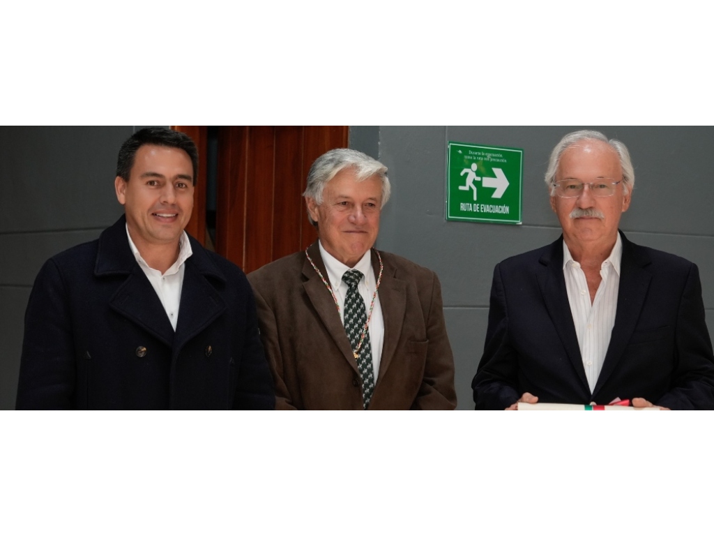 El alcalde de Manizales, Jorge Eduardo Rojas Giraldo (izquierda), con los hermanos Miguel y Julián Gutiérrez en la entrega del Cordón de la Feria. El alcalde de Manizales, Jorge Eduardo Rojas Giraldo (izquierda), con los hermanos Miguel y Julián Gutiérrez en la entrega del Cordón de la Feria.