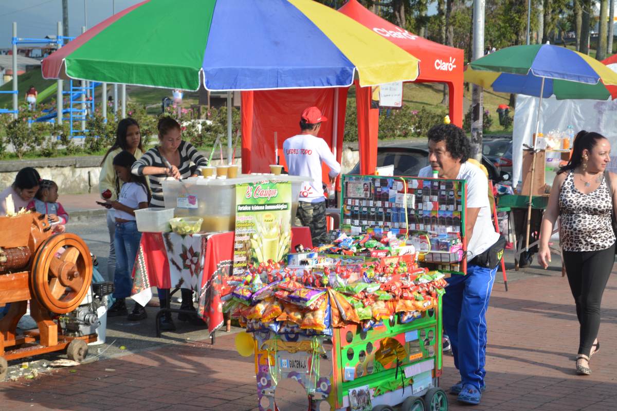 Hay entretenimientos para personas de todas las edades. Hay entretenimientos para personas de todas las edades.
