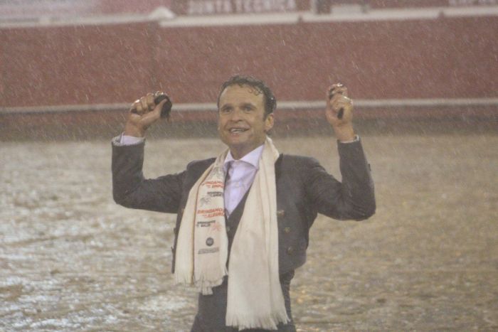 8:50 p.m. Antonio Ferrera dando la vuelta al ruedo tras cortar las dos orejas al único novillo toro que se pudo lidiar anoche en la Plaza de Toros. 8:50 p.m. Antonio Ferrera dando la vuelta al ruedo tras cortar las dos orejas al único novillo toro que se pudo lidiar anoche en la Plaza de Toros.