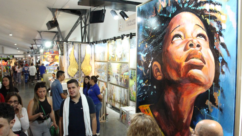 Pinturas en puntillismo y obras en pincel y espatulado adornan uno de los costados de Expoferias. Pinturas en puntillismo y obras en pincel y espatulado adornan uno de los costados de Expoferias.