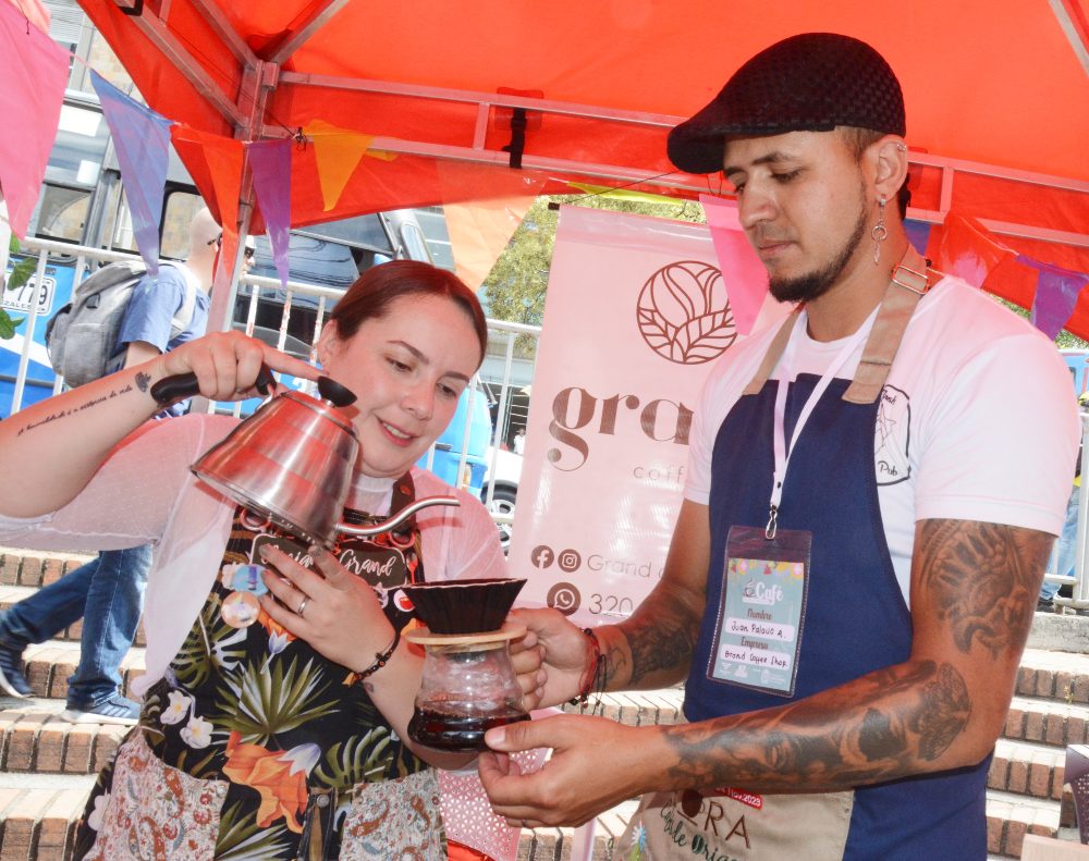 "El amor que depositan los caficultores en el grano debemos representarlo también como baristas y catadores", afirma Viviana Grand, quien atiende a los visitantes de la Feria de Café, Cultura y Tradición en el estand de Grand Coffee Shop, de Villamaría (Caldas), junto a Juan Federico Palacio. "El amor que depositan los caficultores en el grano debemos representarlo también como baristas y catadores", afirma Viviana Grand, quien atiende a los visitantes de la Feria de Café, Cultura y Tradición en el estand de Grand Coffee Shop, de Villamaría (Caldas), junto a Juan Federico Palacio.