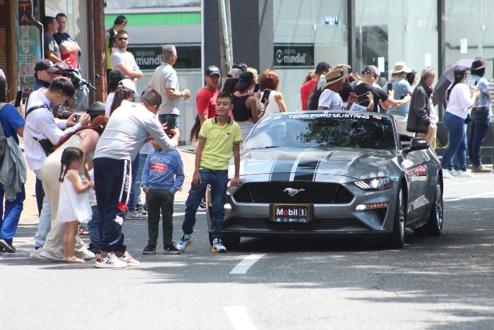Los manizaleños salieron a disfrutar del desfile de carros antiguos aprovechando el sol de la mañana de ayer. Los manizaleños salieron a disfrutar del desfile de carros antiguos aprovechando el sol de la mañana de ayer.