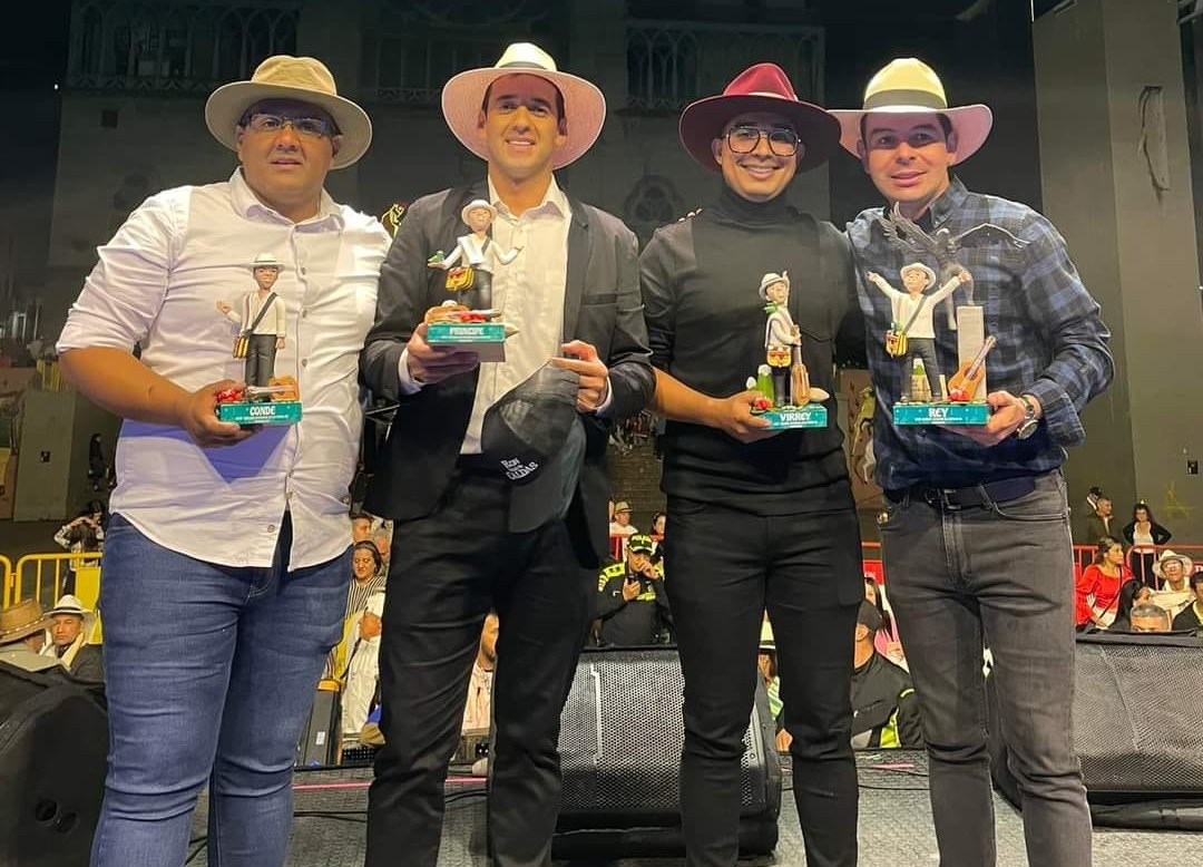 De derecha a izquierda, los galardonados: Gustavo Rúa, Eduard Velásquez, Edwin Alzate y Daniel Escobar. De derecha a izquierda, los galardonados: Gustavo Rúa, Eduard Velásquez, Edwin Alzate y Daniel Escobar.