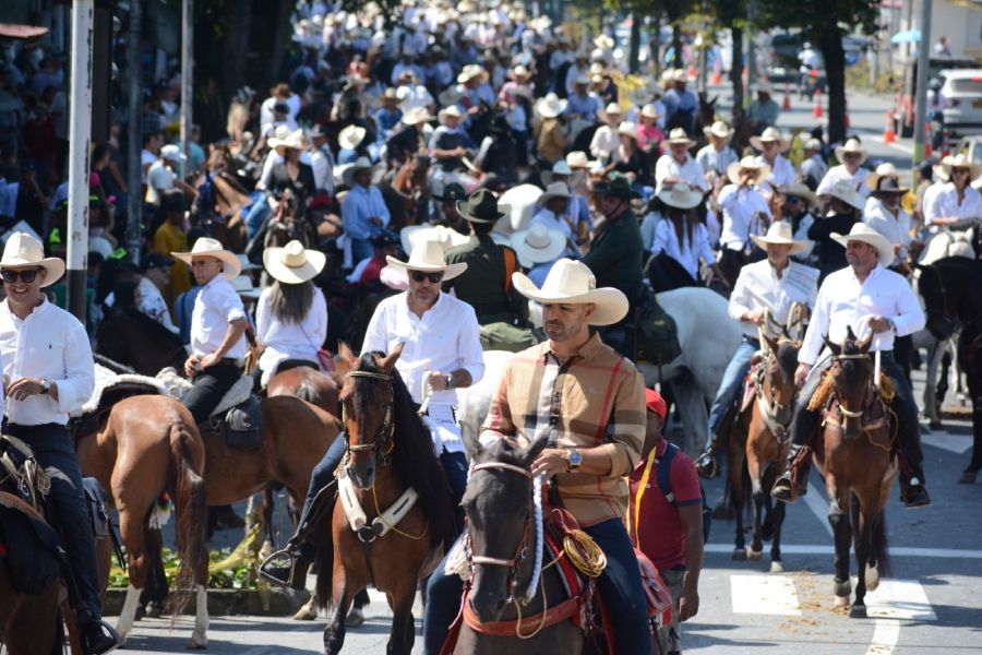 La cabalgata va desde El Arenillo hasta la glorieta de San Rafael. La cabalgata va desde El Arenillo hasta la glorieta de San Rafael.