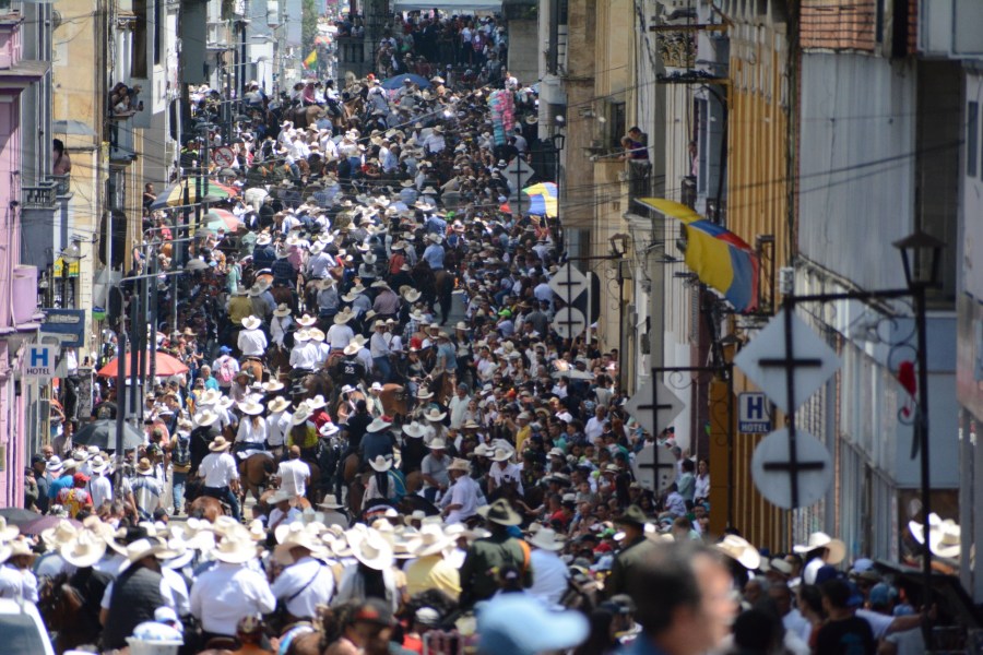 Al mediodía los participantes cruzaron el centro de la ciudad por la carrera 22. Al mediodía los participantes cruzaron el centro de la ciudad por la carrera 22.