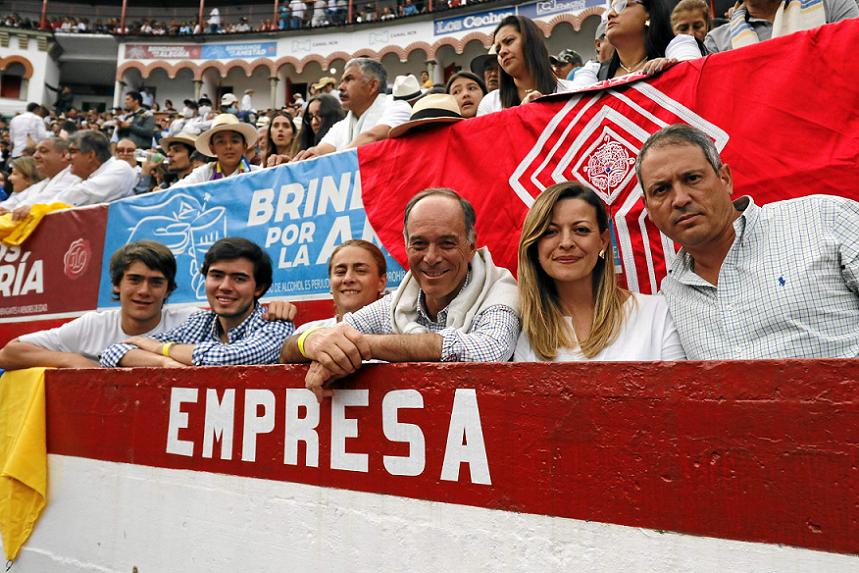 Cristóbal Sanz de Santamaría, Joaquín Lucerna, Virginia Garcés, Gonzalo Sanz de Santamaría, María Carolina Andrade y Santiago Arboleda. Cristóbal Sanz de Santamaría, Joaquín Lucerna, Virginia Garcés, Gonzalo Sanz de Santamaría, María Carolina Andrade y Santiago Arboleda.