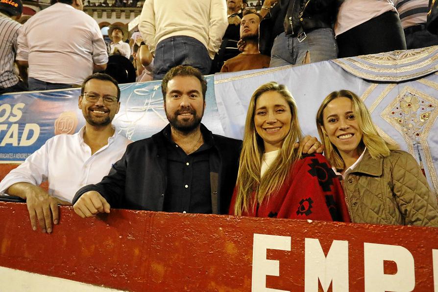 Luis Carlos Velazquez, gobernador de Caldas; Salvador Hamdam, Camila Castillo, primera gestora del departamento, y Adriana Fernández. Luis Carlos Velazquez, gobernador de Caldas; Salvador Hamdam, Camila Castillo, primera gestora del departamento, y Adriana Fernández.