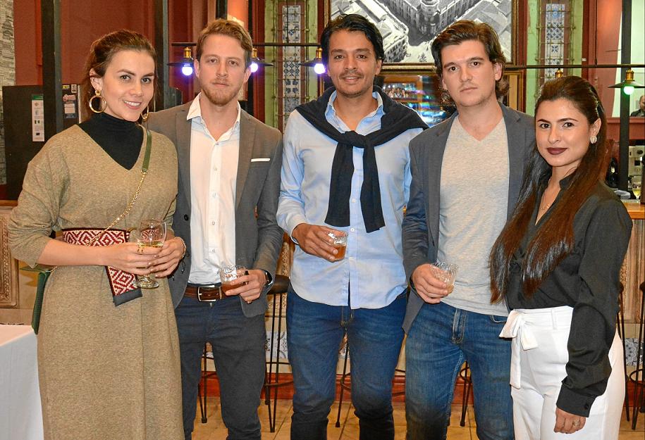 Diana Fernanda Vargas Tovar, directora ejecutiva de la Asociación Cívica Centro Histórico de Manizales (ACCHM); Pablo Salazar, miembro de la Junta de la ACCHM; Felipe Mejía, Miguel Jaramillo y Juliana Osorio, gestora cultural del Centro Histórico. Diana Fernanda Vargas Tovar, directora ejecutiva de la Asociación Cívica Centro Histórico de Manizales (ACCHM); Pablo Salazar, miembro de la Junta de la ACCHM; Felipe Mejía, Miguel Jaramillo y Juliana Osorio, gestora cultural del Centro Histórico.