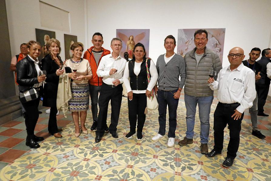 Asistentes al evento acompañan al pintor Asistentes al evento acompañan al pintor