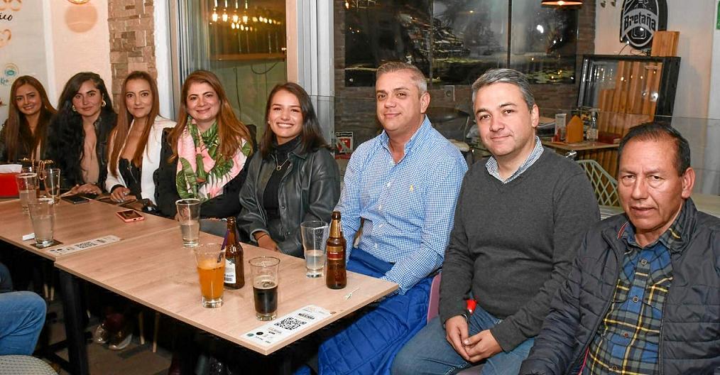 Viviana Ramírez, Ángela Cardona, Paula Andrea López, Paula Toro, Mariana López, Alexánder Sánchez, Nicolás Llano y Luis Carlos Ramírez. Viviana Ramírez, Ángela Cardona, Paula Andrea López, Paula Toro, Mariana López, Alexánder Sánchez, Nicolás Llano y Luis Carlos Ramírez.