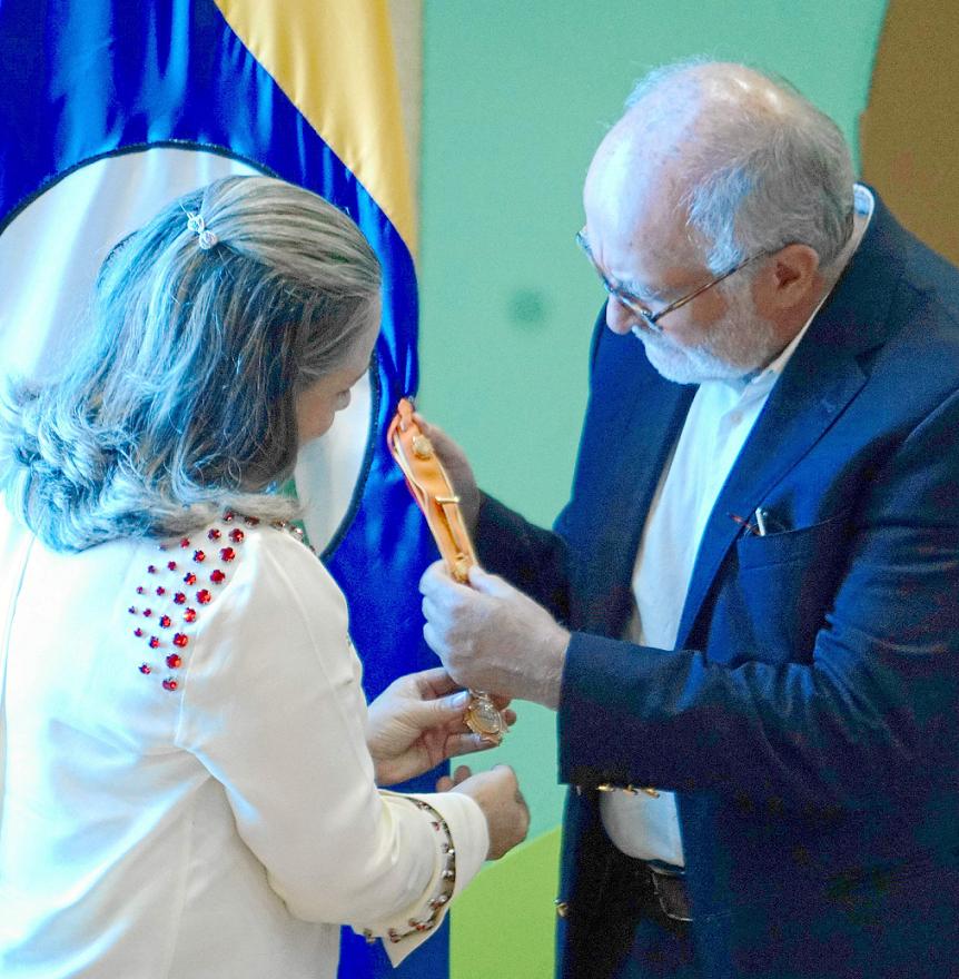 El Senado de la República, condecoró a la entidad con la medalla El Gran Comendador, del Honorable Congreso de la República de Colombia en el Teatro Bicentenario. La delegación del Senado estuvo encabezada por el caldense y exgobernador de Caldas Guido Echeverry Piedrahíta. El Senado de la República, condecoró a la entidad con la medalla El Gran Comendador, del Honorable Congreso de la República de Colombia en el Teatro Bicentenario. La delegación del Senado estuvo encabezada por el caldense y exgobernador de Caldas Guido Echeverry Piedrahíta.