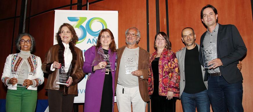 Homenajeados con la placa Batuta 30 años: Isabel Cristina Giraldo, 24 años de labor; Olga del Socorro Serna, exgerente 2006-2021; Pilar Joves, exgerente; Nelson Monroy Rendón, exdirector musical; Natalia Marulanda, gerente de Batuta; Leonardo Marulanda Rivera, director musical, y Agustín Castro Castro, exdirector musical. Homenajeados con la placa Batuta 30 años: Isabel Cristina Giraldo, 24 años de labor; Olga del Socorro Serna, exgerente 2006-2021; Pilar Joves, exgerente; Nelson Monroy Rendón, exdirector musical; Natalia Marulanda, gerente de Batuta; Leonardo Marulanda Rivera, director musical, y Agustín Castro Castro, exdirector musical.