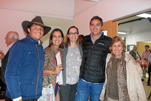 Juan Simón Londoño, Natalia Succar, Clara Parra, Juan Alberto Londoño y Gloria Suárez de Barbero. Juan Simón Londoño, Natalia Succar, Clara Parra, Juan Alberto Londoño y Gloria Suárez de Barbero.