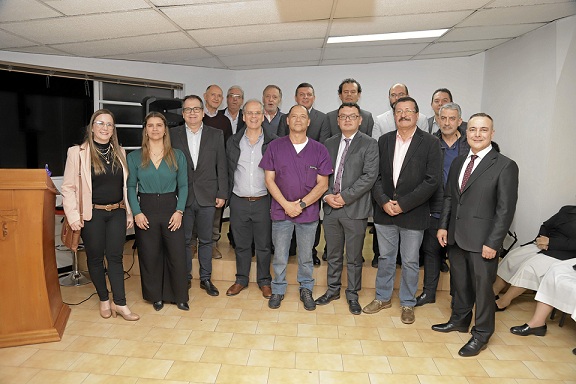 Fotos | Cortesía | LA PATRIA Médicos y especialistas de la Clínica de La Presentación. En la primera fila: Alejandra Palacio, Diana Obando, Juan Carlos Gallego, Andrés Trujillo, Jorge Zuluaga, Lenis Barreto, Luis Fernando Pérez, Álvaro Gómez y Luis Evelio García. En la segunda fila: Ricardo Díaz, Luis Fernando Borrero, Alfredo Posada, Jorge Hernán Cabra, Juan Carlos Correal, Jorge Iván Marín y Carlos Arturo Hoyos. Fotos | Cortesía | LA PATRIA Médicos y especialistas de la Clínica de La Presentación. En la primera fila: Alejandra Palacio, Diana Obando, Juan Carlos Gallego, Andrés Trujillo, Jorge Zuluaga, Lenis Barreto, Luis Fernando Pérez, Álvaro Gómez y Luis Evelio García. En la segunda fila: Ricardo Díaz, Luis Fernando Borrero, Alfredo Posada, Jorge Hernán Cabra, Juan Carlos Correal, Jorge Iván Marín y Carlos Arturo Hoyos.