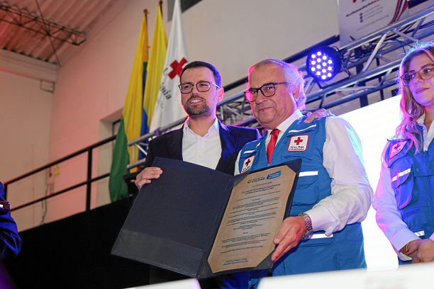 Luis Carlos Velasquez Cardona, gobernador de Caldas, entrega reconocimiento a Darío Gómez Jaramillo, presidente de la seccional. Luis Carlos Velasquez Cardona, gobernador de Caldas, entrega reconocimiento a Darío Gómez Jaramillo, presidente de la seccional.
