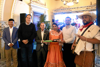 José Lisímaco Amador Cuestas, alcalde de Aranzazu, en el recibimiento del vestuario.