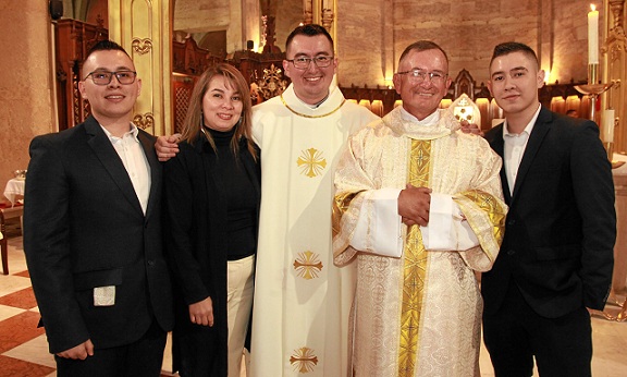 El sacerdote Cristian Mateo Martínez, en compañía de su familia: Juan Camilo Martínez, Gloria Esperanza Escudero, Pablo Esteban Martínez, y Carlos Arturo Martínez. El sacerdote Cristian Mateo Martínez, en compañía de su familia: Juan Camilo Martínez, Gloria Esperanza Escudero, Pablo Esteban Martínez, y Carlos Arturo Martínez.