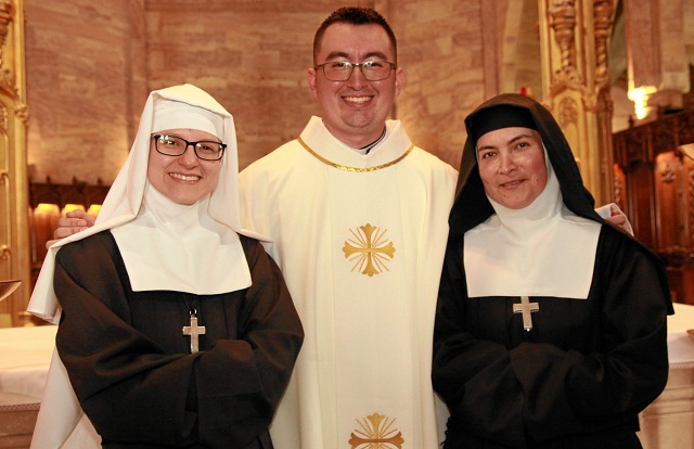 Las hermanas del Monasterio de La Visitación Francisca Teresa Muñoz y Elizabeth Giraldo acompañaron al nuevo sacerdote Cristian Mateo Martínez. Las hermanas del Monasterio de La Visitación Francisca Teresa Muñoz y Elizabeth Giraldo acompañaron al nuevo sacerdote Cristian Mateo Martínez.