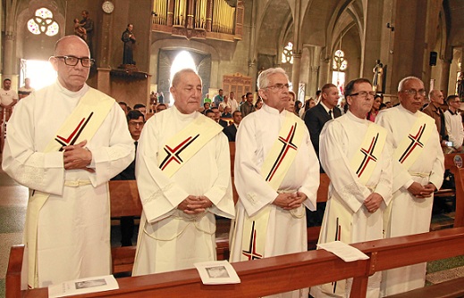 Diáconos de la arquidiócesis: Silvio Villada Marulanda, Olmedo López, José Germán Hoyos, Rubén Darío Londoño y Carlos Arturo Calle. Diáconos de la arquidiócesis: Silvio Villada Marulanda, Olmedo López, José Germán Hoyos, Rubén Darío Londoño y Carlos Arturo Calle.