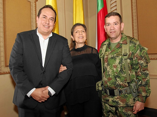 Coronel José Francisco Candela Acosta, comandante Batallón Ayacucho, Gloria Lucia Echeverry Carmona y Andrés Fernando Chaparro Echeverry, diputado. Coronel José Francisco Candela Acosta, comandante Batallón Ayacucho, Gloria Lucia Echeverry Carmona y Andrés Fernando Chaparro Echeverry, diputado.
