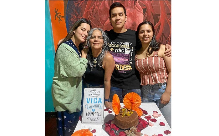 Foto | Archivo Familiar | LA PATRIA A Srimad Bañol su familia le celebró su cumpleaños y lo acompañaron Radha Krishna Bañol, Madhana Sundari Ballestas, el festejado y Maharani Bañol. Foto | Archivo Familiar | LA PATRIA A Srimad Bañol su familia le celebró su cumpleaños y lo acompañaron Radha Krishna Bañol, Madhana Sundari Ballestas, el festejado y Maharani Bañol.