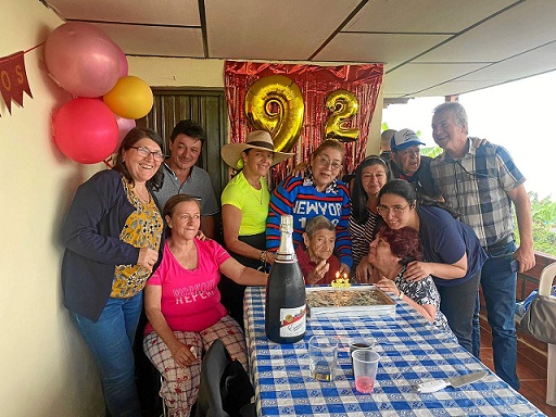 Foto | Óscar Yhony Restrepo | LA PATRIA Miriam Osorio de Grisales cumplió 92 años en el municipio de Pácora. Su vida ha estado rodeada de historias políticas y la cotidianidad del campo en el corregimiento de Castilla dejando huella en cada paso narrado por esta longeva madre de Blanca, Fabio, Miriam, Yolanda, Rubia, Anibal, Orlando y Teresita. Todavía en su lucidez manifiesta que será recordada por sus ideas partidistas liberales y agradece a Dios por su familia que aún la cuida como un gran tesoro. Foto | Óscar Yhony Restrepo | LA PATRIA Miriam Osorio de Grisales cumplió 92 años en el municipio de Pácora. Su vida ha estado rodeada de historias políticas y la cotidianidad del campo en el corregimiento de Castilla dejando huella en cada paso narrado por esta longeva madre de Blanca, Fabio, Miriam, Yolanda, Rubia, Anibal, Orlando y Teresita. Todavía en su lucidez manifiesta que será recordada por sus ideas partidistas liberales y agradece a Dios por su familia que aún la cuida como un gran tesoro.