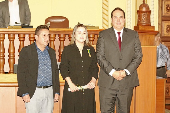 Jennifer Cotacio Monsalve, defensora de Derechos Humanos, creadora del movimiento de mujeres “Sin miedo a vivir libre”, que ha establecido un sistema de prevención de violencias de género en Caldas y ha sensibilizado a las mujeres sobre la importancia de reconocer sus derechos y alzar la voz en pro de una vida libre de violencia. Acompañada de los diputados Rubén Darío Giraldo Sepúlveda y Andres Fernando Chaparro Echeverry. Jennifer Cotacio Monsalve, defensora de Derechos Humanos, creadora del movimiento de mujeres “Sin miedo a vivir libre”, que ha establecido un sistema de prevención de violencias de género en Caldas y ha sensibilizado a las mujeres sobre la importancia de reconocer sus derechos y alzar la voz en pro de una vida libre de violencia. Acompañada de los diputados Rubén Darío Giraldo Sepúlveda y Andres Fernando Chaparro Echeverry.