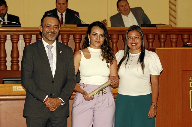 Luisa María Gallego Santa, médica veterinaria y emprendedora animalista que trabaja de manera comprometida por el bienestar de los animales. Los diputados que le impusieron la Medalla y entregaron la nota de estilo son Jorge Herán Aguirre y Jessica Silvana Quiróz Hernández. Luisa María Gallego Santa, médica veterinaria y emprendedora animalista que trabaja de manera comprometida por el bienestar de los animales. Los diputados que le impusieron la Medalla y entregaron la nota de estilo son Jorge Herán Aguirre y Jessica Silvana Quiróz Hernández.